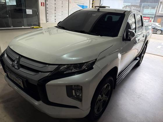 MITSUBISHI L200 TRITON 2.4 16V TURBO DIESEL SPORT HPE CD 4P 4X4 AUTOMÁTICO MITSUBISHI L200 TRITON 2.4 16V TURBO DIESEL SPORT HPE CD 4P 4X4 AUTOMÁTICO